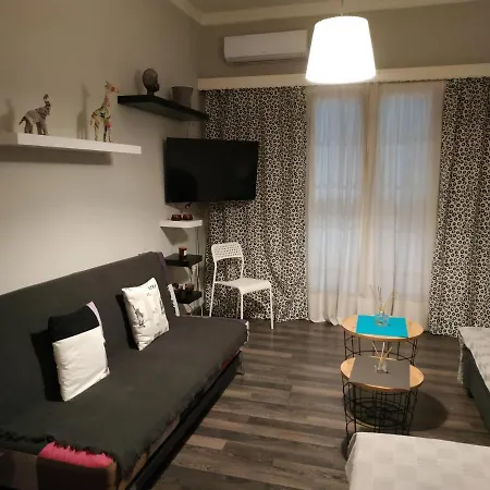 Cozy Near Metro Station Agia Marina アパート
